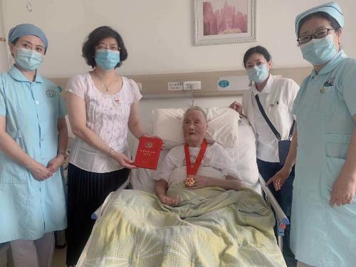 “七一”前夕，长春市中医院走访慰问老党员、颁发“光荣在党50年”纪念章