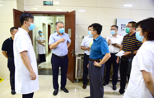 吉林省卫健委副主任高占东莅临长春市中医院调研指导工作