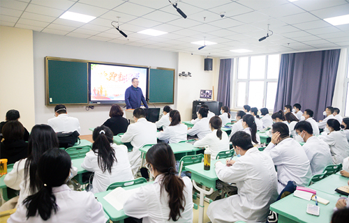长春市中医院党委书记孙良金为2022级研究生上“开学第一课”