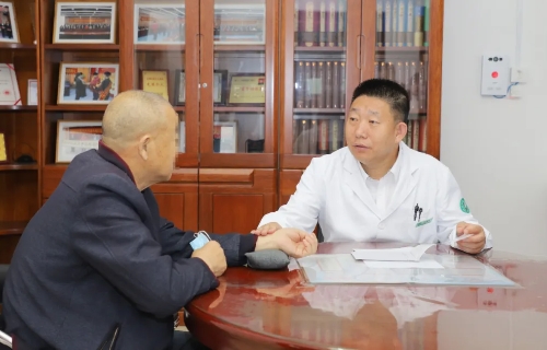 长春市中医院党委书记石贵军学术事迹与管理实践被《中国中医药年鉴》收录